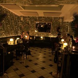 Melody's Piano Bar - Table seating