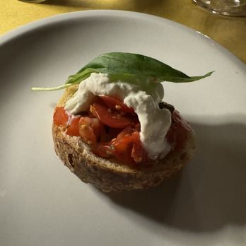 Pizzeria OKE - Bruschetta with the most amazing tomatoes and freshest basil! - Pizza Near Me - Venezia, VE Pizzeria OKE - Bruschetta with the most amazing tomatoes and freshest basil! - Pizza Near Me - Venezia, VE