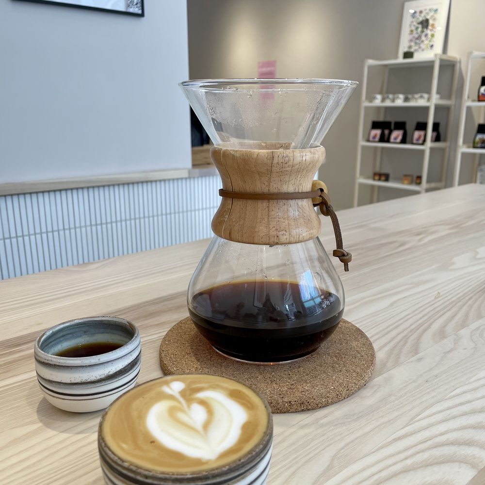 DeTerroir Cafe - Cappuccino with oatmilk and a full Chemex in unique cups / April 2023 - Coffee Roasteries Near Me - Québec City, Quebec