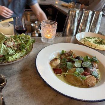 The Archer - Scallops with confit potatoes in a delicious tarragon sauce, pomme purée, side salad - American Near Me - Charleston, South Carolina The Archer - Scallops with confit potatoes in a delicious tarragon sauce, pomme purée, side salad - American Near Me - Charleston, South Carolina