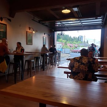 The Wheel Apizza Pub - Dining area - Pizza Near Me - Eugene, Oregon