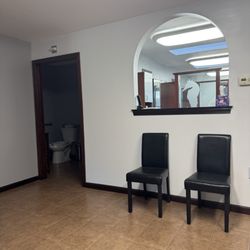 Nauti-Cuts - Waiting area