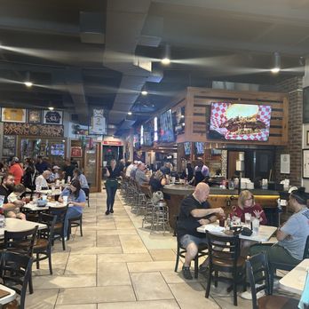 Phil's Oyster Bar & Seafood - Dining room. - Seafood Near Me - Baton Rouge, Louisiana