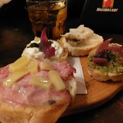 Hosteria Vecio Biavarol - Assorted crostinis.