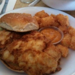 The chicken sammich is super tight. Not greasy at all. Great bun.