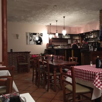 Sorrentina - Die letzte Calzone, der letzte Gast. Das Restaurant hat Potential für mehr Gäste. - Italian Near Me - Berlin, BE