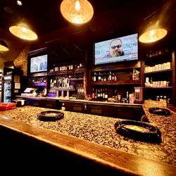 Cuban Cigar Factory - Bar & seats