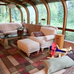 Bear Den BnB - Sunroom reading area