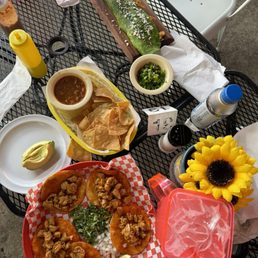 Chicken taco, cilantro tortilla, this one was called a machete and natural lemonade. Chips and salsa. Chicken taco, cilantro tortilla, this one was called a machete and natural lemonade. Chips and salsa.