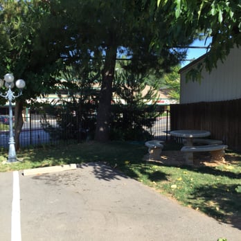 Colfax Motor Lodge - Picnic table - Hotels Near Me - Colfax, California