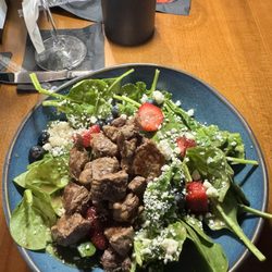 Spinach berry salad with steak tips