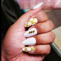 Dolled Up Nails - The Rusted Saguaro Salon - GEL-X WHITE AND GOLD GG