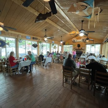 Fish N' Pig - dining area - Seafood Near Me - Macon, Georgia Fish N' Pig - dining area - Seafood Near Me - Macon, Georgia