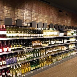 EDEKA Meyer's Frischecenter - Die gut sortierte Weinabteilung im ehemaligen Tresorraum der Sparkasse Südholstein