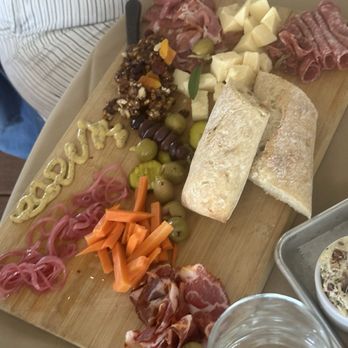 Defiance Ridge Vineyards - cheese board - Wineries Near Me - Defiance, Missouri