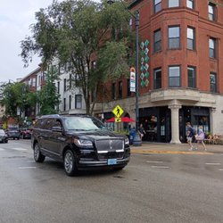Lake Forest Limousine & Black Car - Reliable O'Hare airport car service from Chicago. black car and SUV rides to ORD with professional drivers, 24/7. CALL OR TEXT 847-421-5822