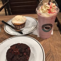 Espresso House - Chocolate muffin, carrot muffon and jordbær frapino cream