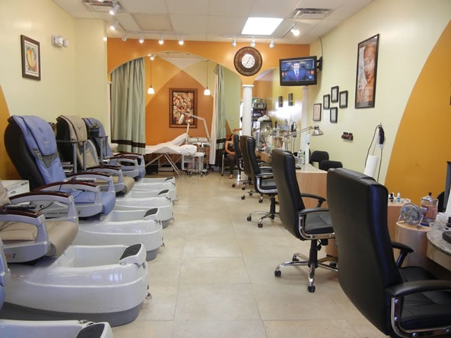 Sonny's Nails and Spa Logo