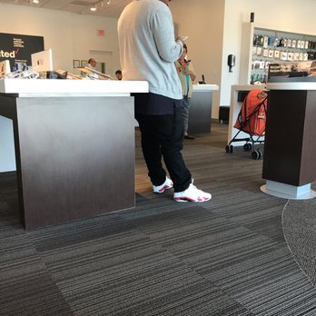 Verizon - In store rep checking their phone instead of helping customers. - Mobile Phones Near Me - Long Beach, California