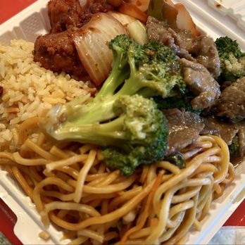 Great Wall Express - Half rice/noodle, Kung Pao Chicken & Broccoli Beef - Chinese Near Me - San Diego, California