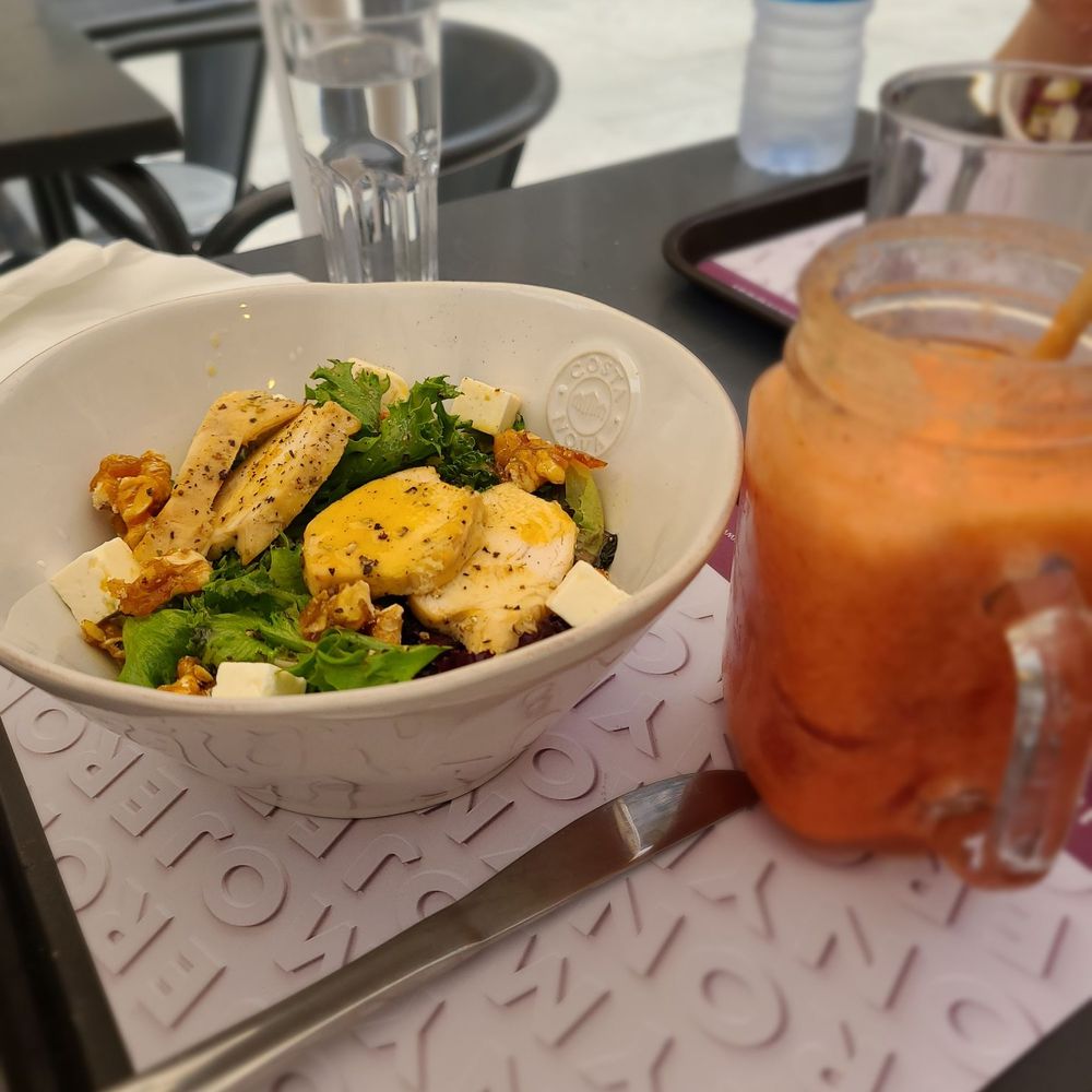 Jeronymo - Chicken and feta bowl with couscous and a strawberry banana smoothie - Cafes Near Me - Porto, 13 Jeronymo - Chicken and feta bowl with couscous and a strawberry banana smoothie - Cafes Near Me - Porto, 13