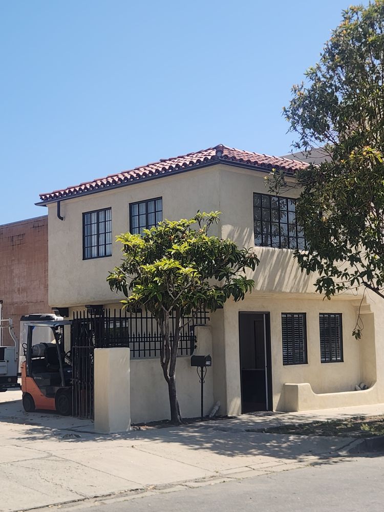 Slide of Angeles Roofing