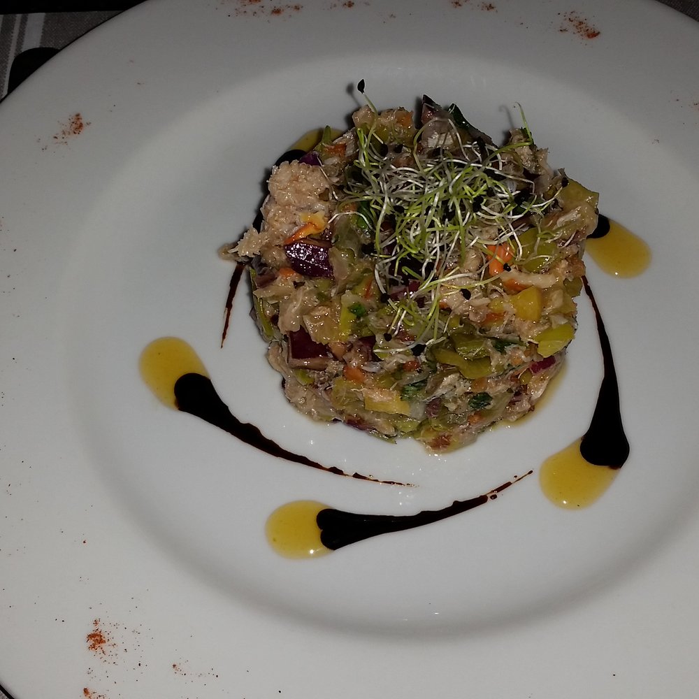 L'Estrapade - Crab salad starter with heart shaped balsamic vinegar decorations - French Near Me - Paris, 75 L'Estrapade - Crab salad starter with heart shaped balsamic vinegar decorations - French Near Me - Paris, 75