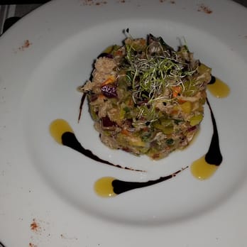 L'Estrapade - Crab salad starter with heart shaped balsamic vinegar decorations - French Near Me - Paris, 75 L'Estrapade - Crab salad starter with heart shaped balsamic vinegar decorations - French Near Me - Paris, 75