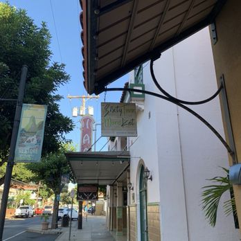 SixtyTwo MarcKet - New American Near Me - Wailuku, Hawaii