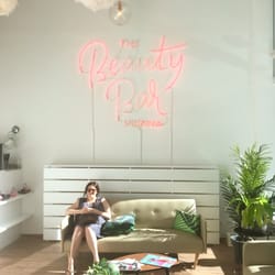 The Beauty Bar - Such a bright entrance with my friend Sophie.