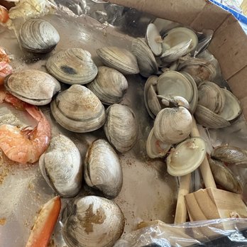Linton's Seafood - The unopened clams vs the opened ones - Seafood Markets Near Me - Crisfield, Maryland