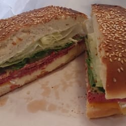 Bügelski - Bagel pastrami - brie de Meaux... bagel sans trou pour Omid ! ;)