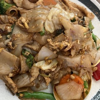 Larb Thai Food & Tapas - Drunken Noodles (w/chicken) - Thai Near Me - El Cerrito, California