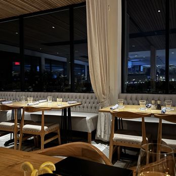 Summer Place - Dinner area - New American Near Me - Lakewood, Ohio Summer Place - Dinner area - New American Near Me - Lakewood, Ohio
