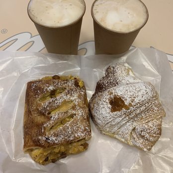 Il Fornaio - Cappuccinos, croissant with marmalade and apple strudel - Bakeries Near Me - Rome, RM Il Fornaio - Cappuccinos, croissant with marmalade and apple strudel - Bakeries Near Me - Rome, RM