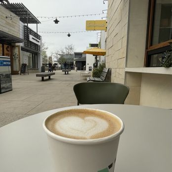 Verve Coffee Roasters - Hot Vanilla Latte w/ Oatmilk - Coffee Roasteries Near Me - Manhattan Beach, California