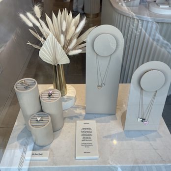 Mejuri Abbot Kinney - Jewelry Near Me - Venice, California