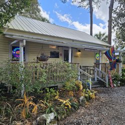 Mosswood Farm Store - Exterior of beautiful old Cracker house.