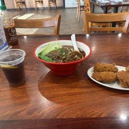 紅燒牛肉麵 Braised Beef Noodles and 香酥鸡翅/Crispy Fried Chicken Wings (4) with my purple water 紅燒牛肉麵 Braised Beef Noodles and 香酥鸡翅/Crispy Fried Chicken Wings (4) with my purple water