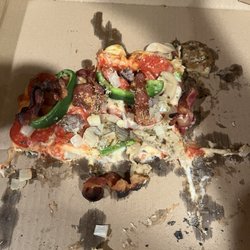 Bleachers Sports Bar - Deluxe pizza