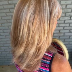 Elisha @ Mirror Mirror beauty salon in Satter TX