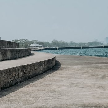 Oakwood Beach - The lakefront trails along Oakwood Beach - Beaches Near Me - Chicago, Illinois