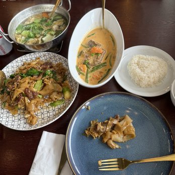 Coconut Rabbit - Pad See Ewe Noodle with beef Panang Curry Delight Wonton Soup - Thai Near Me - Los Alamitos, California