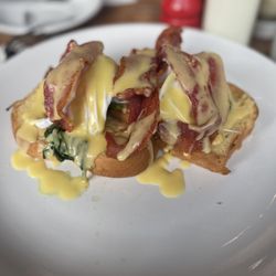 Wuff - Eggs Benedict