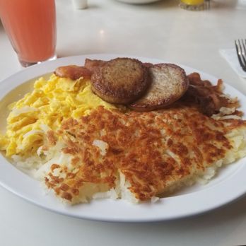 Riverview Diner - Hungry Man Breakfast with Grapefruit juice - American Near Me - Montgomery, Illinois Riverview Diner - Hungry Man Breakfast with Grapefruit juice - American Near Me - Montgomery, Illinois
