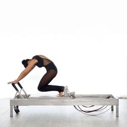 Zoeli Pilates - Knee Stretches on the Reformer