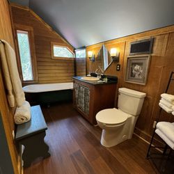 Shadetree Bed & Breakfast - Loft bathroom