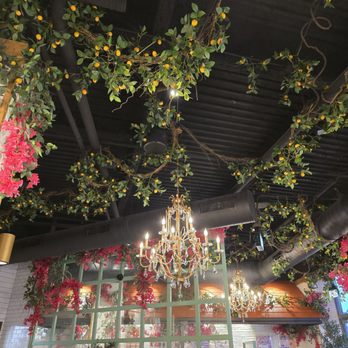 Sorelle - Interior with beautiful décor - Italian Near Me - Glenview, Illinois Sorelle - Interior with beautiful décor - Italian Near Me - Glenview, Illinois