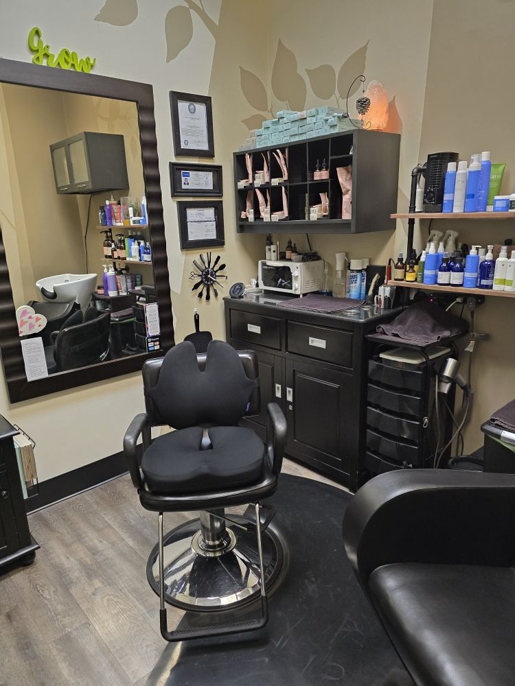 AnoMolly Organic Salon Studio Logo
