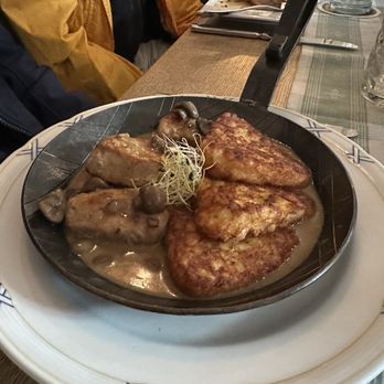Schloss Braustuberl - Pork medallions with mushroom sauce - Beer, Wine & Spirits Near Me - Schwangau, BY